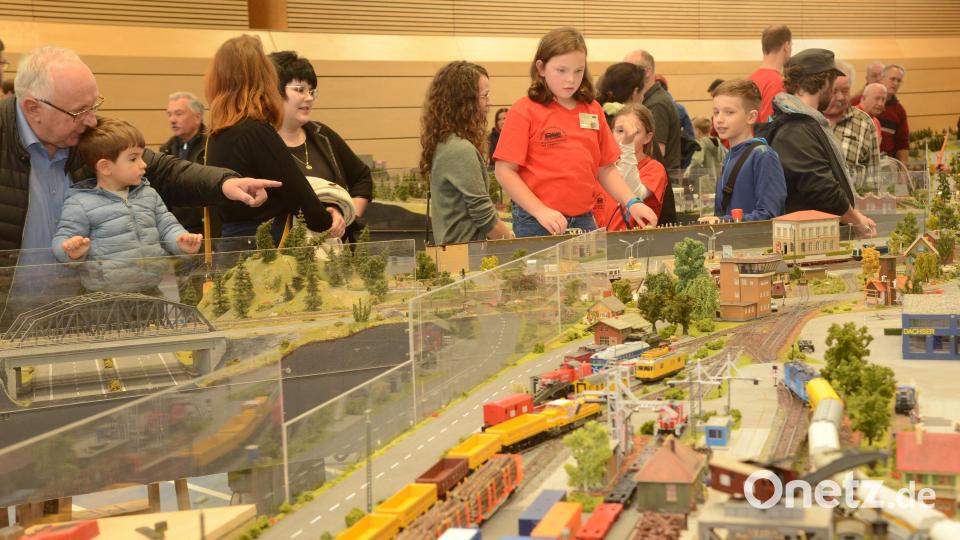 Die Modellbahnausstellung der Modellbahnfreunde Windischeschenbach und Umgebung lockt immer wieder die Besucher an. Bild: bey