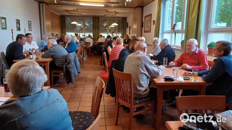 Einen morgendlichen Ansturm erlebte die AG 60 plus der SPD mit ihrem Kirwa-Preisschafkopf im Schützenhaus. Bild: Leitmeier/exb