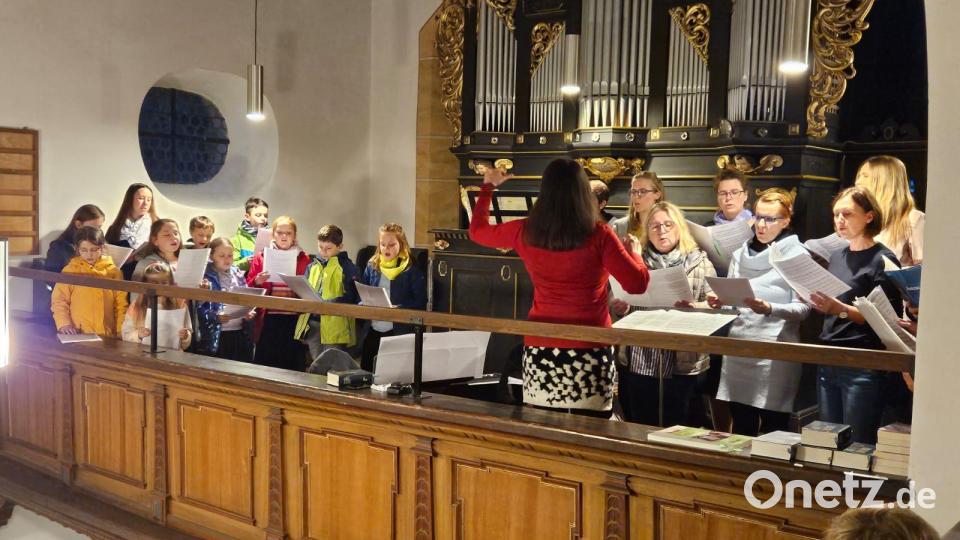 Der Singkreis mit Susanne Stark (rechts) und der Chor &quot;Wild Voices&quot; (links) bekommen ebenfalls begeistert Beifall. Bild: sei