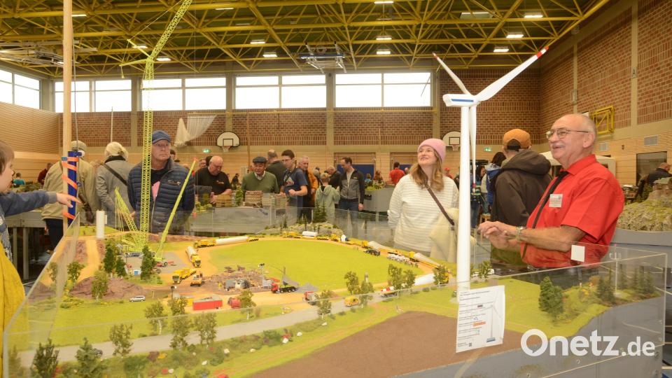 Heinrich Bergler, Vorsitzender der Modellbahnfreunde Windischeschenbach und Umgebung, erläutert den Besuchern die geplante Weiterentwicklung des Moduls mit Darstellung der Gewinnung erneuerbarer Energie. Bild: bey