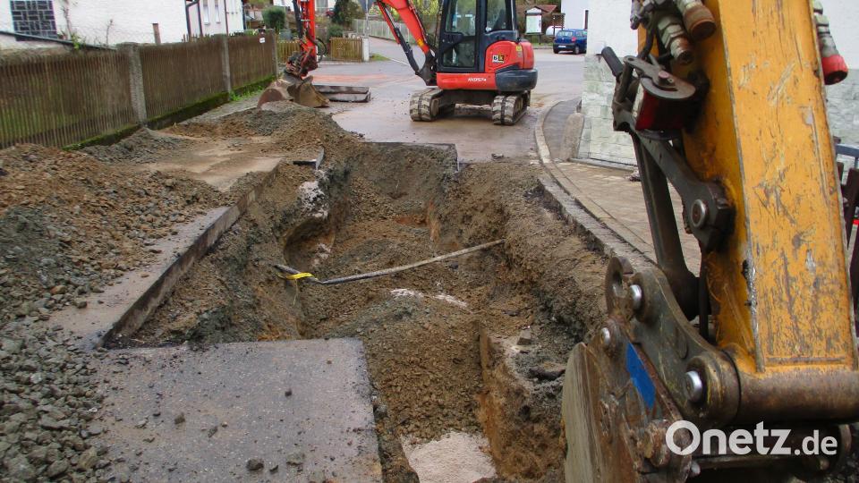 In Trausnitz nahe des Gemeindehauses ist am Samstag eine Wasserleitung gebrochen. Weite Teile des Orts waren ohne Versorgung. Bild: bnr