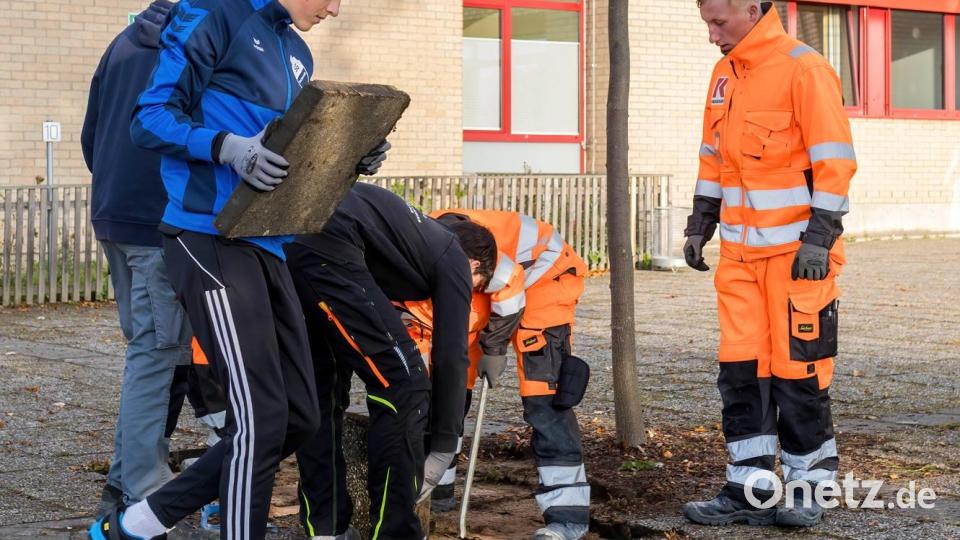 Kräftig wurde im Rahmen des Schulprojekts angepackt. Bild: Raimund Spandel/exb