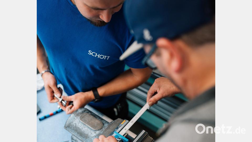Präzisionsarbeit auf den Millimeter ist für beide Metallprofis nichts Neues. Gemeinsam montieren Uwe Schlegel und Alexander Merkel Bauteile. Bild: Schott/exb