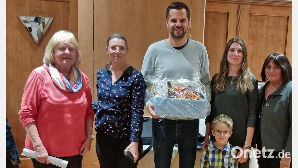 Für seine Verdienste um die Deutsch-Französische Gesellschaft, etwa bei der Pflege der Internetseite, wurde Andreas Ernstberger (mit Geschenkkorb) ausgezeichnet. Bild: Deutsch-Französische Gesellschaft/exb
