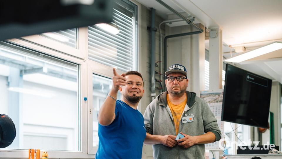 Auf dem digitalen Konstruktionsplan schauen sich Alexander Merkel und Uwe Schlegel an, was sie gleich in der Werkstatt entstehen lassen. Bild: Schott/exb