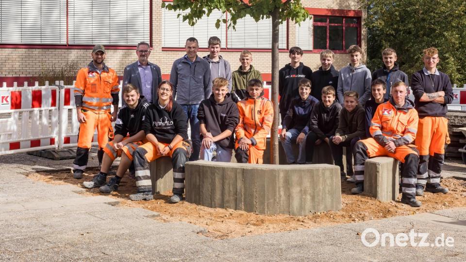 Erstes Probesitzen: Die am Projekt beteiligten Realschüler zusammen mit den Kassecker-Auszubildenden, Schulleiter Stephan Drexler (stehend, Zweiter von links) sowie Ausbilder Benjamin Riediger (stehend, links) und Andreas Malzer (stehend, Dritter von links), Leiter des Ausbildungszentrums bei Kassecker. Bild: Raimund Spandel/exb
