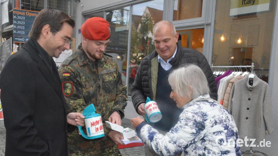 MdL Stephan Oetzinger, Stadtrat Wolfgang Pausch und Oberleutnant Simon bei der Prominenten-Straßensammlung. Bild: Kunz