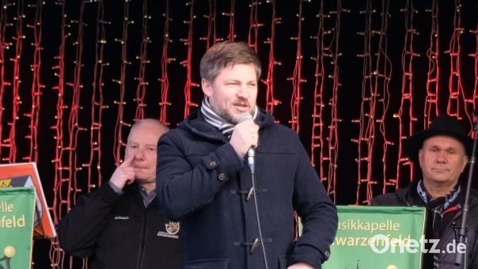 Bürgermeister Peter Neumeier eröffnet den Weihnachtsmarkt 2022. Bild: mab