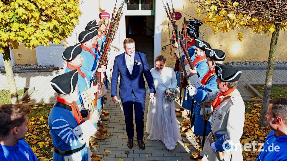 Das Jawort auf dem Flosser Standesamt geben sich Simon Schaller, seit 2015 aktiv bei der Landwehr, und Teresa Sailer. Die Landwehr gratulierte. Bild: le