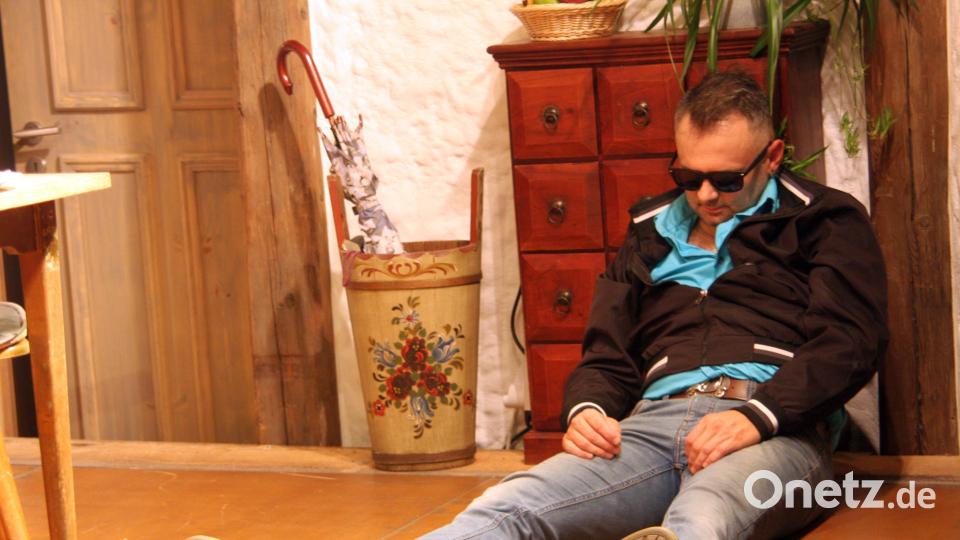 Axel Zufall (Andreas Kick) hat vom Schlag auf den Kopf nicht nur das Bewusstsein, sondern auch sein Gedächtnis verloren. Er kann sich später an nichts mehr erinnern. Bild: wro