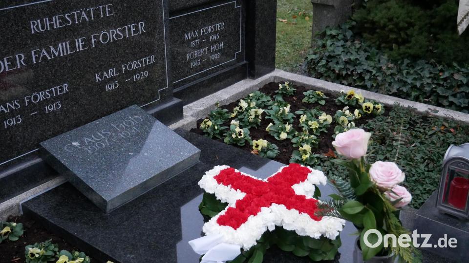 Im Gedenken an den Gründer Max Förster zogen die Mitglieder zu dessen Grab im Friedhof und legten dort bei musikalischer Umrahmung durch die Bauernkapelle Münchenreuth ein Blumenkreuz nieder. Bild: hmr