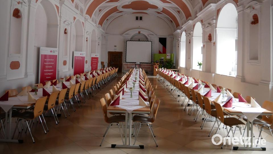 Die Klosteraula bildete den würdigen Rahmen für den Festkommers der BRK-Bereitschaft Waldsassen. Bild: hmr