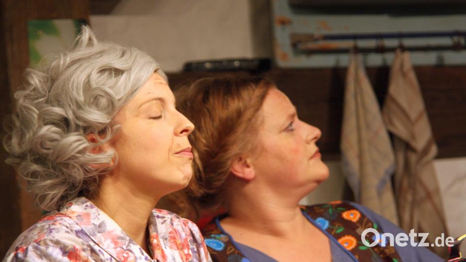 Rita Boxer und Frieda Rost (von links: Kathrin Hecht und Kathrin Gradl) ahnen, dass sich die Lage bald zuspitzen wird. Bild: wro