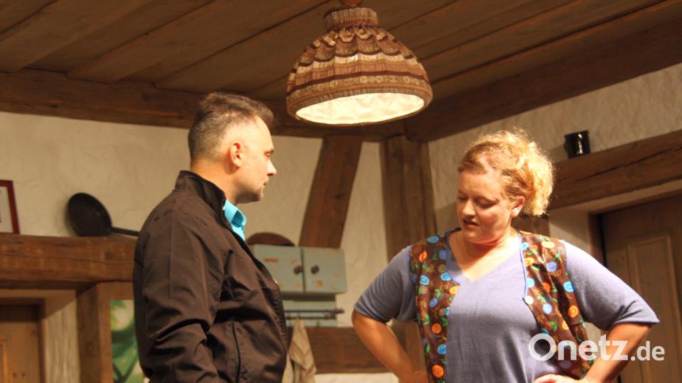 Der geheimnisvolle Besucher stellt sich als Axel Zufall (verkörpert von Andreas Kick) vor. Noch ahnt Frieda (Kathrin Gradl) nicht, dass er am Schminkkoffer, respektive an dessen Inhalt, mehr interessiert ist als an seinem Gegenüber. Bild: wro