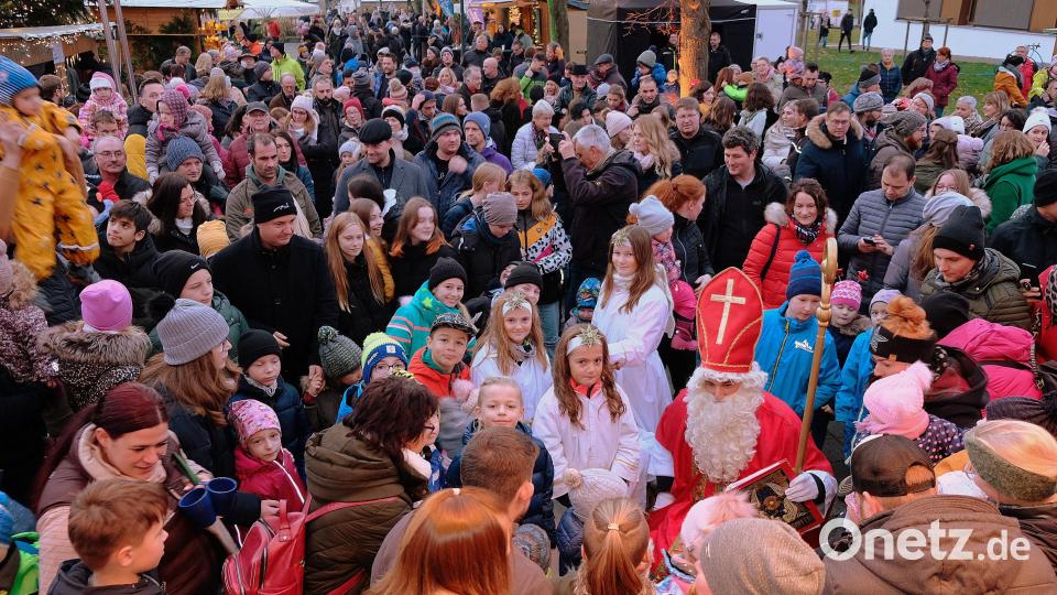 Der Nikolaus war schnell von den Gästen des Weihnachtsmarkts umringt. Bild: mab