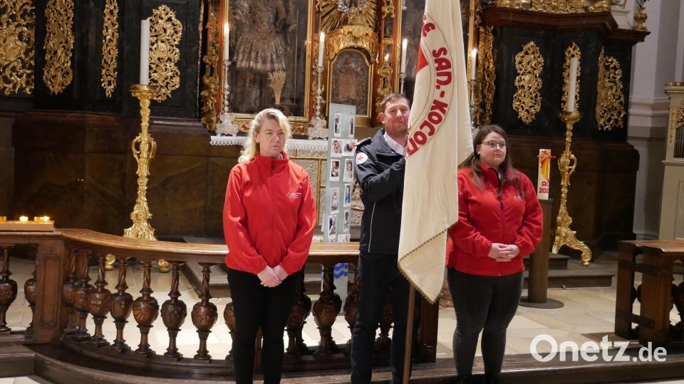 Die Fahnenabordnung der BRK-Bereitschaft Waldsassen beim Gedenkgottesdienst in der Basilika. Bild: hmr