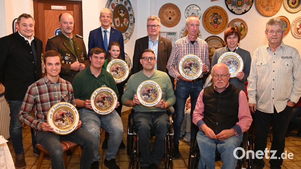 Die Landkreis-Schützenkönige mit Ehrengästen und Organisatoren (hinten, von links): OSB-Vizepräsident Josef Dietl, Gauschützenmeister Werner Wendl, stellvertretender Landrat Michael Rischke, Bürgermeister Michael Göth, Herbert Lehmeier, Christine Flierl und Werner Fischer sowie (vorne, von links) Torsten Flieder, Kilian Eichenseer, Anja Sauer, Jürgen Weiß und Wettkampfleiter Manfred Dütsch. Bild: gf