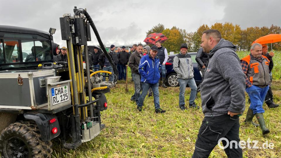 Wie eine maschinelle Bodenprobe abläuft, zeigte Stefan Lindner (im Vordergrund) von der Raiffeisen Waren und Dienstleistungs GmbH Fensterbach. Bild: Armin Hofbauer/AELF Regensburg-Schwandorf
