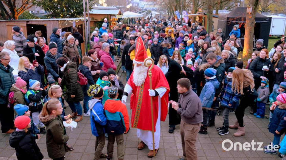 Er darf als Hauptperson nicht fehlen: Der Nikolaus mit Knecht Rupprecht und Engelschar. Bild: mab