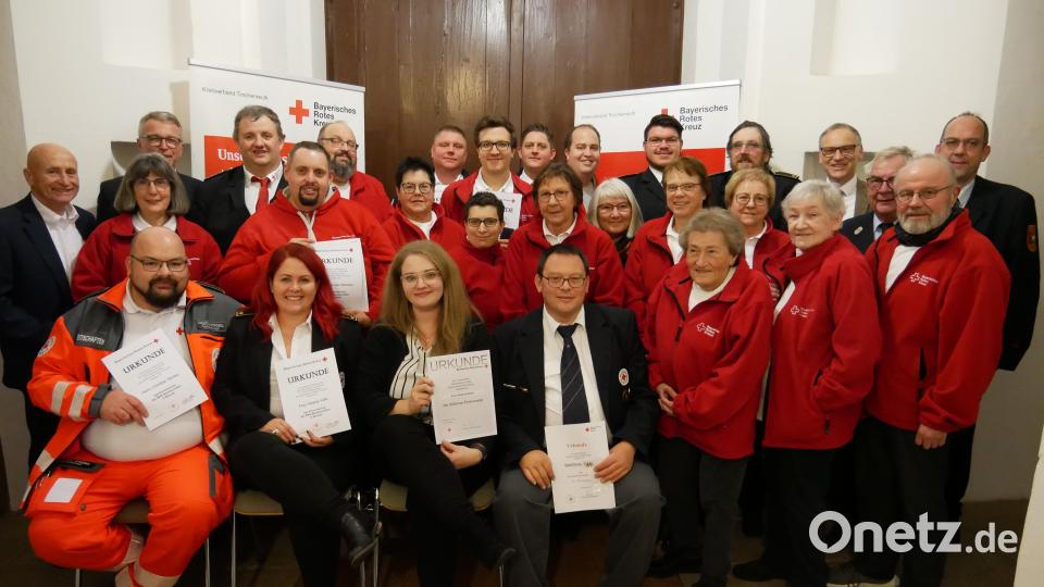 Die beim Festkommers Geehrten der BRK-Bereitschaft Waldsassen mit Bezirksvorsitzendem Hans Rampf , Kreisvorsitzendem Franz Stahl und Bereitschaftsleiter Helmut Zeitler (hintere Reihe, von links). Bild: hmr