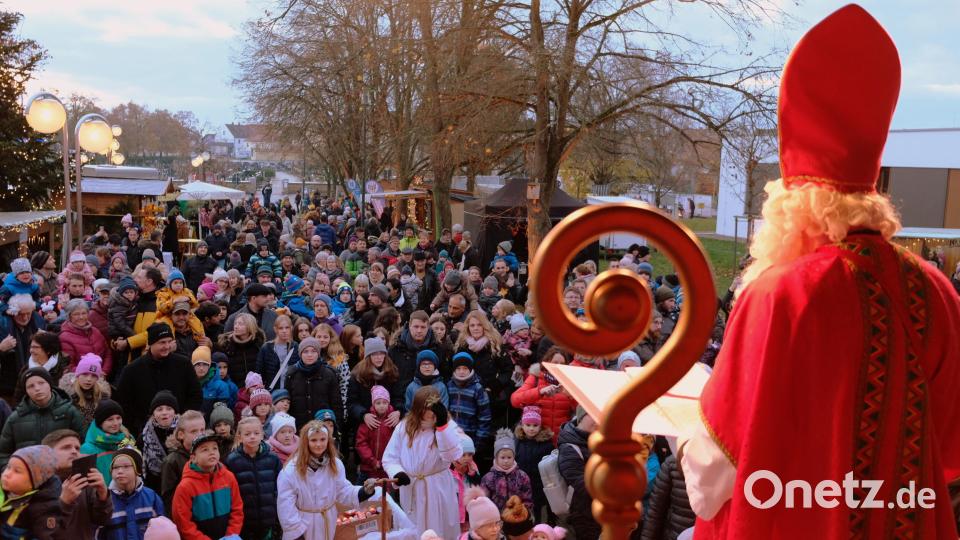 Er darf als Hauptperson nicht fehlen: Der Nikolaus mit Knecht Rupprecht und Engelschar. Bild: mab