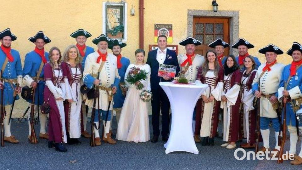 Das Jawort auf dem Flosser Standesamt geben sich Simon Schaller, seit 2015 aktiv bei der Landwehr, und Teresa Sailer. Die Landwehr gratulierte. Bild: le