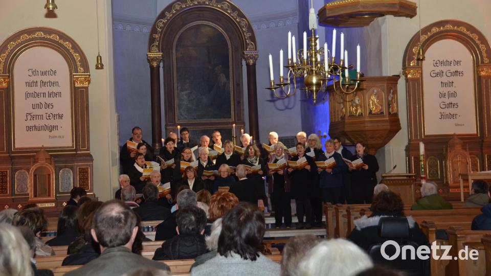 Ein Projektchor der evangelischen Kirchengemeinde unter Leitung von Ulrike Kießling und Christina Ponader beschenkt die Zuhörer beim Benefizkonzert für die Sanierung der Stadtkirche mit &quot;Musikalischen Begegnungen mit Dietrich Bonhoeffer&quot;. Bild: dob