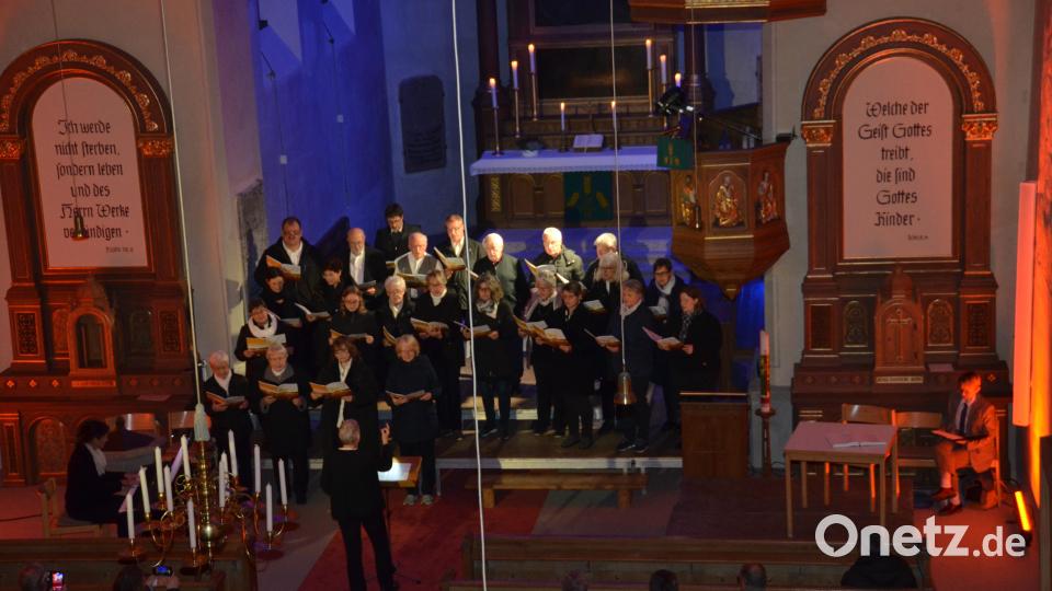 Ein Projektchor der evangelischen Kirchengemeinde unter Leitung von Ulrike Kießling und Christina Ponader beschenkt die Zuhörer beim Benefizkonzert für die Sanierung der Stadtkirche mit &quot;Musikalischen Begegnungen mit Dietrich Bonhoeffer&quot;. Bild: dob