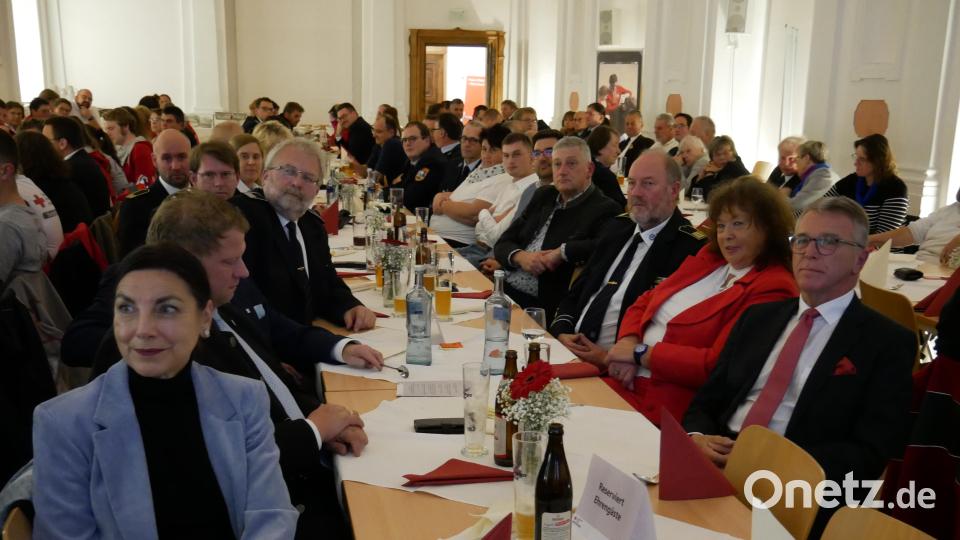 Bereitschaftsleiter Helmut Zeitler konnte beim Festkommers zahlreiche Ehrengäste aus Kommunalpolitik und Rotkreuzgemeinschaften begrüßen. Bild: hmr