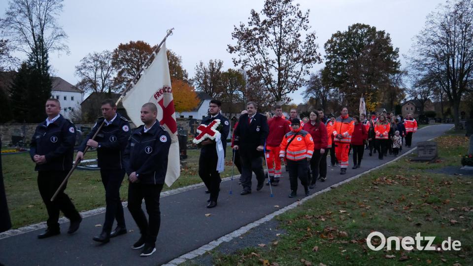 Im Gedenken an den Gründer Max Förster zogen die Mitglieder der BRK-Bereitschaft Waldsassen zu dessen Grab auf dem Friedhof und legten bei musikalischer Umrahmung durch die Bauernkapelle Münchenreuth ein Blumenkreuz nieder. Bild: hmr
