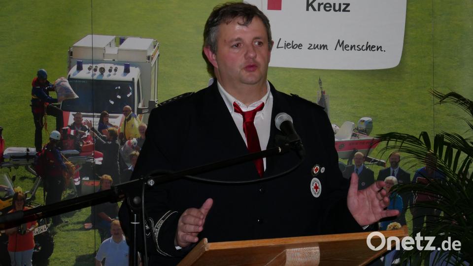 Mit einer Bilderschau und entsprechenden Erläuterungen zeigte Helmut Zeitler in einem historischen Rückblick noch einmal wesentliche Stationen in der Geschichte des Waldsassener BRK auf. Bild: hmr