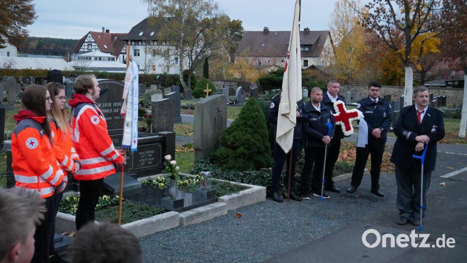 Im Gedenken an den Gründer Max Förster zogen die Mitglieder zu dessen Grab im Friedhof und legten dort bei musikalischer Umrahmung durch die Bauernkapelle Münchenreuth ein Blumenkreuz nieder. Bild: hmr