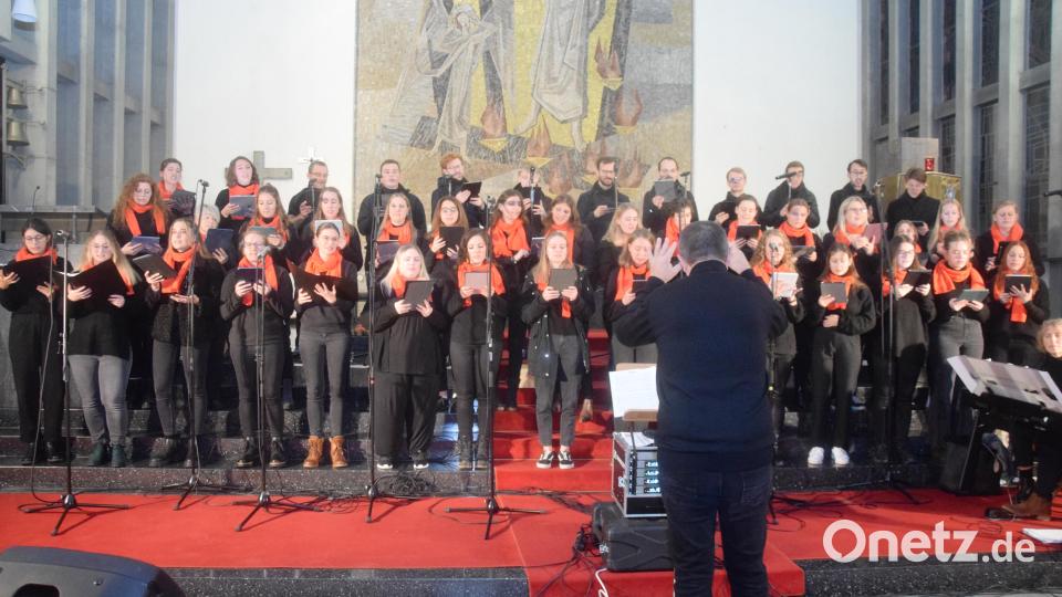 Weltliche Lieder in der Pfarrkirche. Dirigent Ziegler schaffte mit der Auswahl der Stücke den Spagat. Bild: fz