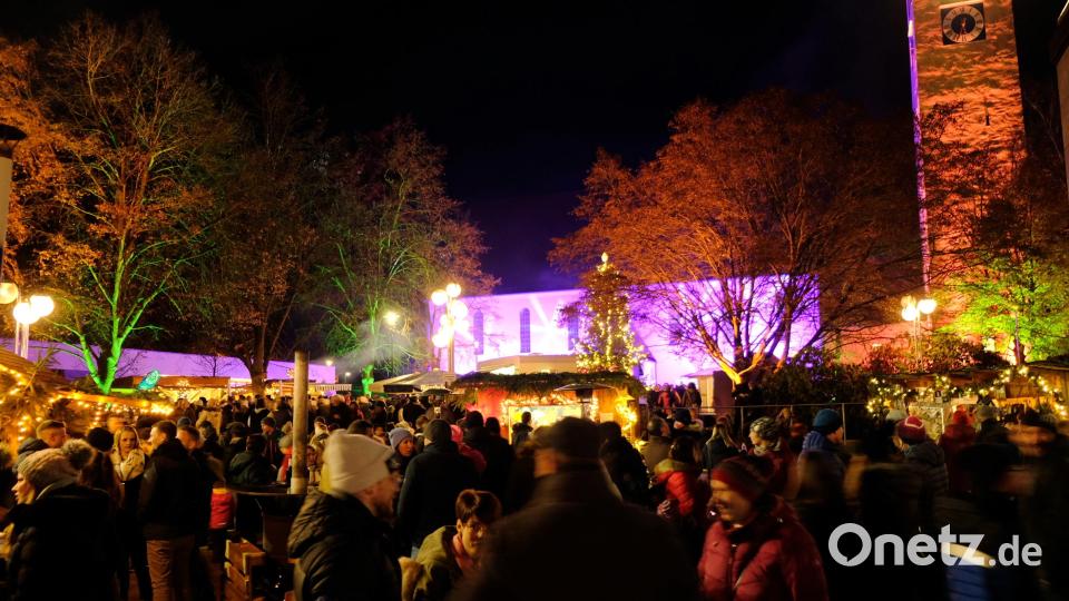 Die Pfarrkirche einmal ganz anders: Sie wurde in farbiges Lichtspiel getaucht. Bild: mab
