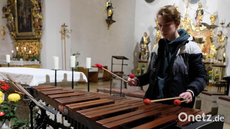 Der junge Künstler Philipp Rohrer wusste an seinem Marimbaphon zu begeistern und war ein Gewinn der Benefizveranstaltung. Bild: le