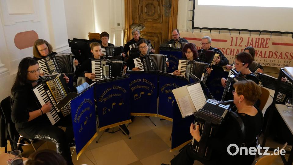 Für die musikalische Umrahmung beim Festkommers des BRK Waldsassen sorgte das 1. Akkordeonorchester Waldsassen. Bild: hmr