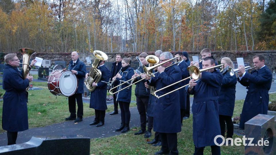 Im Gedenken an den Gründer Max Förster zogen die Mitglieder zu dessen Grab im Friedhof und legten dort bei musikalischer Umrahmung durch die Bauernkapelle Münchenreuth ein Blumenkreuz nieder. Bild: hmr