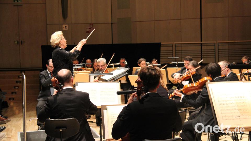 Chorleiterin Stefanie Zühlke-Schmidt dirigiert nicht nur ihren Chor, sondern auch die Hofer Symphoniker. Bild: prh