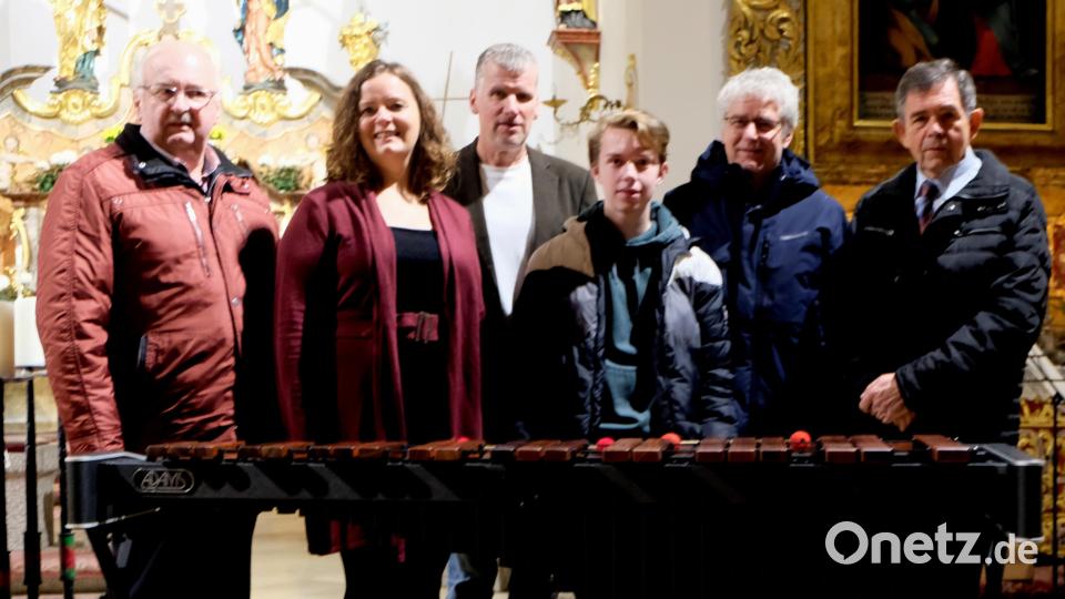 Eine Benefizveranstaltung, die noch lang nachwirken wird. Von links: Herbert Putzer, Stefanie Gröger, Wolfgang Göldner, Philipp Rohrer, Bürgermeister Robert Lindner und Pfarrer Max Früchtl. Bild: le