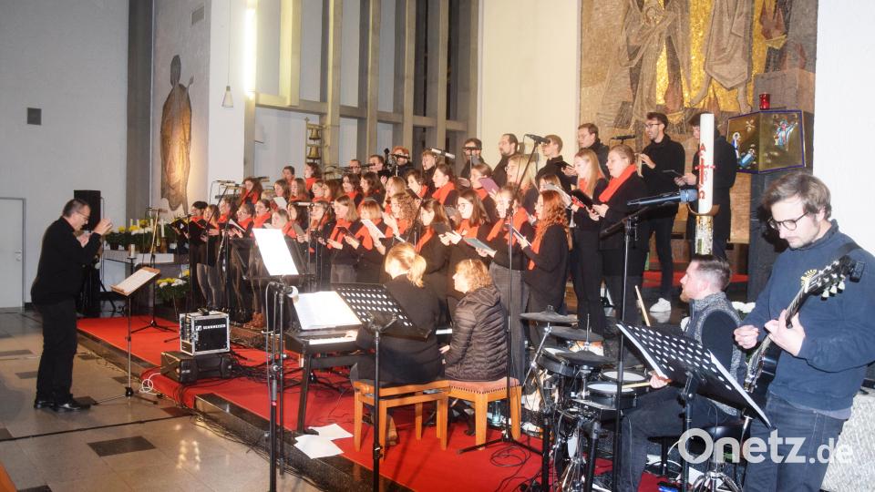 Glanzvoller Auftritt. Wolfgang Ziegler dirigiert den Teeniechor, der von der Band begleitet wurde. Bild: fz