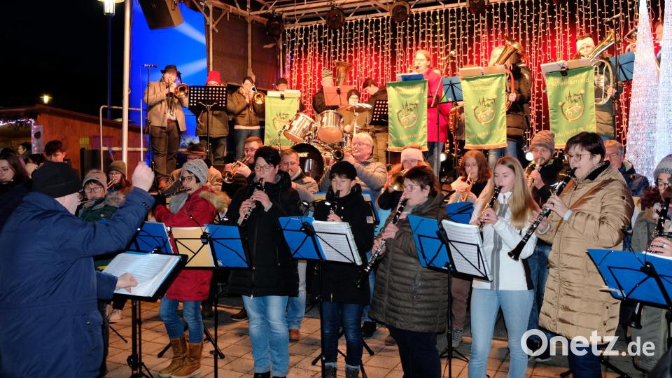 Der Weihnachtsmarkt wurde bestens musikalisch begleitet durch die Musikkapelle Schwarzenfeld. Bild: mab