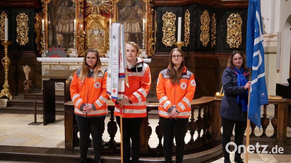 Die Fahnenabordnung des JRK Waldsassen beim Gedenkgottesdienst in der Basilika zusammen mit der Fahnenabordnung des Katholischen Frauenbundes (rechts). Bild: hmr