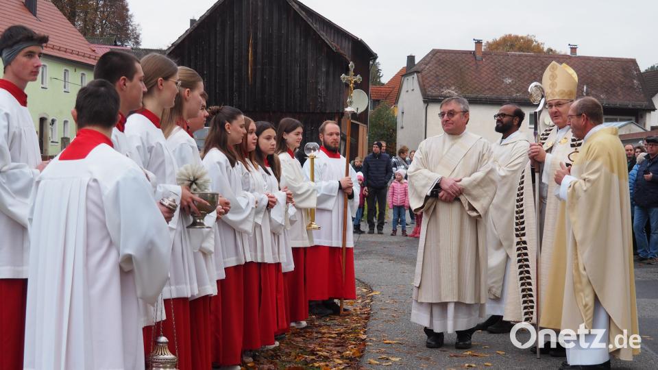Der Bischof (Zweiter von rechts) freute sich sehr über die große Schar der Ministranten. Bild: kro