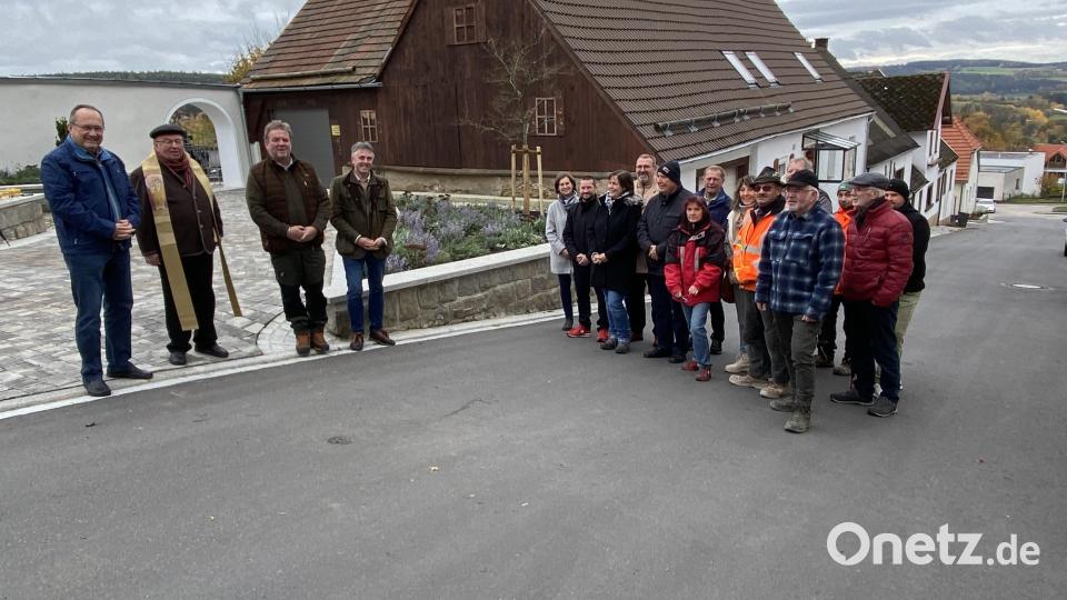 Mit Beteiligung der Unternehmen und der Anlieger segnet Pfarrer Wilhelm Bauer die fertig gestellte Hintere Gasse. Bild: Josef Glas