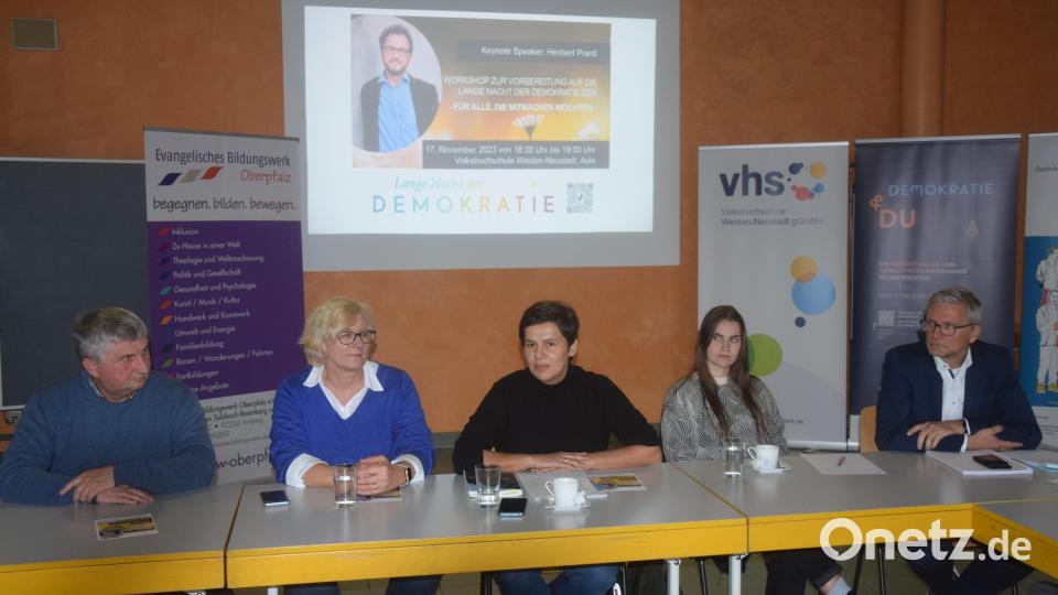 Herbert Schmid, Bettina Hahn, Tanja Fichtner, Johanna Grillenbeck und Arno Speiser (von links) informieren über Vortrag und Workshop am 17. November für die Lange Nacht der Demokratie. Bild: fz