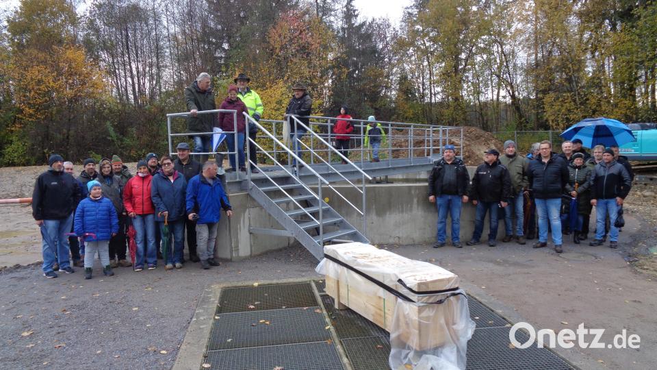 Die erste Besuchergruppe mit Bürgermeisterin Sonja Meier und Günther Schwab (gelbe Jacke) auf der Treppe über dem Nachklärbecken Bild: amö