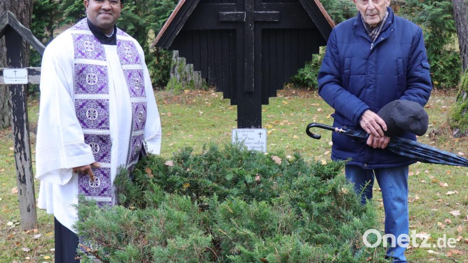 Der Großvater von Franz Bauer (rechts), Wagnermeister Josef Bauer, fand seine letzte Ruhestätte im Friedhof Langenbruck. Stadtpfarrer Pater Robin Xavier begleitete Franz Bauer beim Gräbergang. Bild: Ertl, Willi