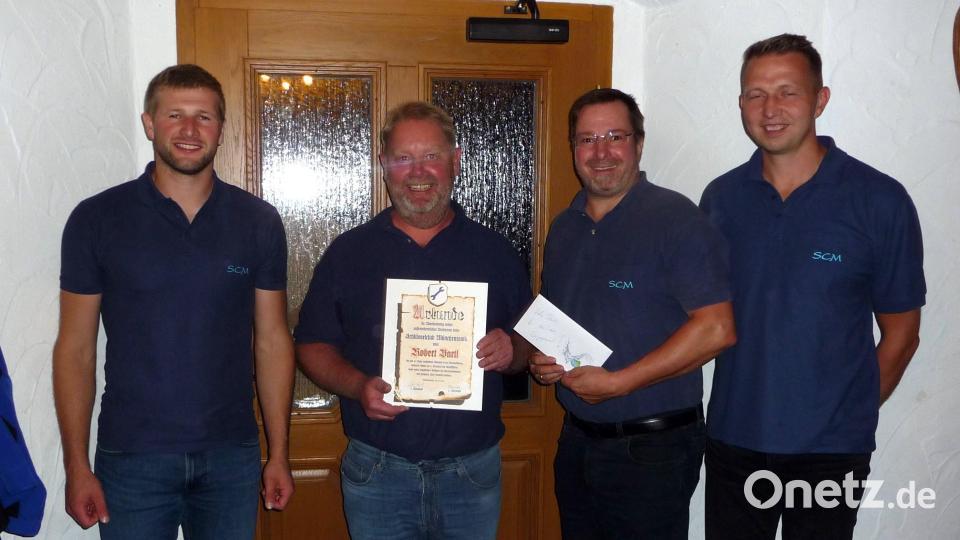 Ein besonderes Dankeschön erhielt Robert Bartl (Zweiter von links) für sein langjähriges vielfältiges Engagement. Mit einer Urkunde und einem Gutschein bedankten sich Zweiter Vorsitzender Tobias Weig (links), Vorsitzender Walter Heindl (Zweiter von rechts) und Schriftführer Stefan Hübner. Bild: Walter Heindl/exb