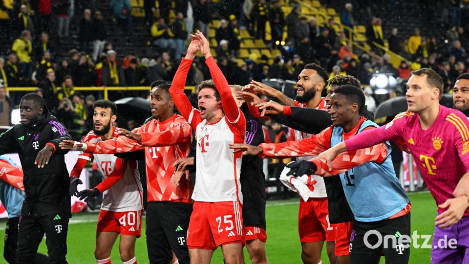 Freude pur: Thomas Müller (M) und seine Mitspieler feiern den Sieg in Dortmund. Bild: Federico Gambarini/dpa