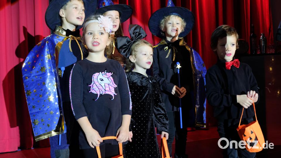 Der &quot;Kopfnuss&quot;-Nachwuchs begrüßte das Theaterpublikum mit dem Gummibär-Song. Bild: do